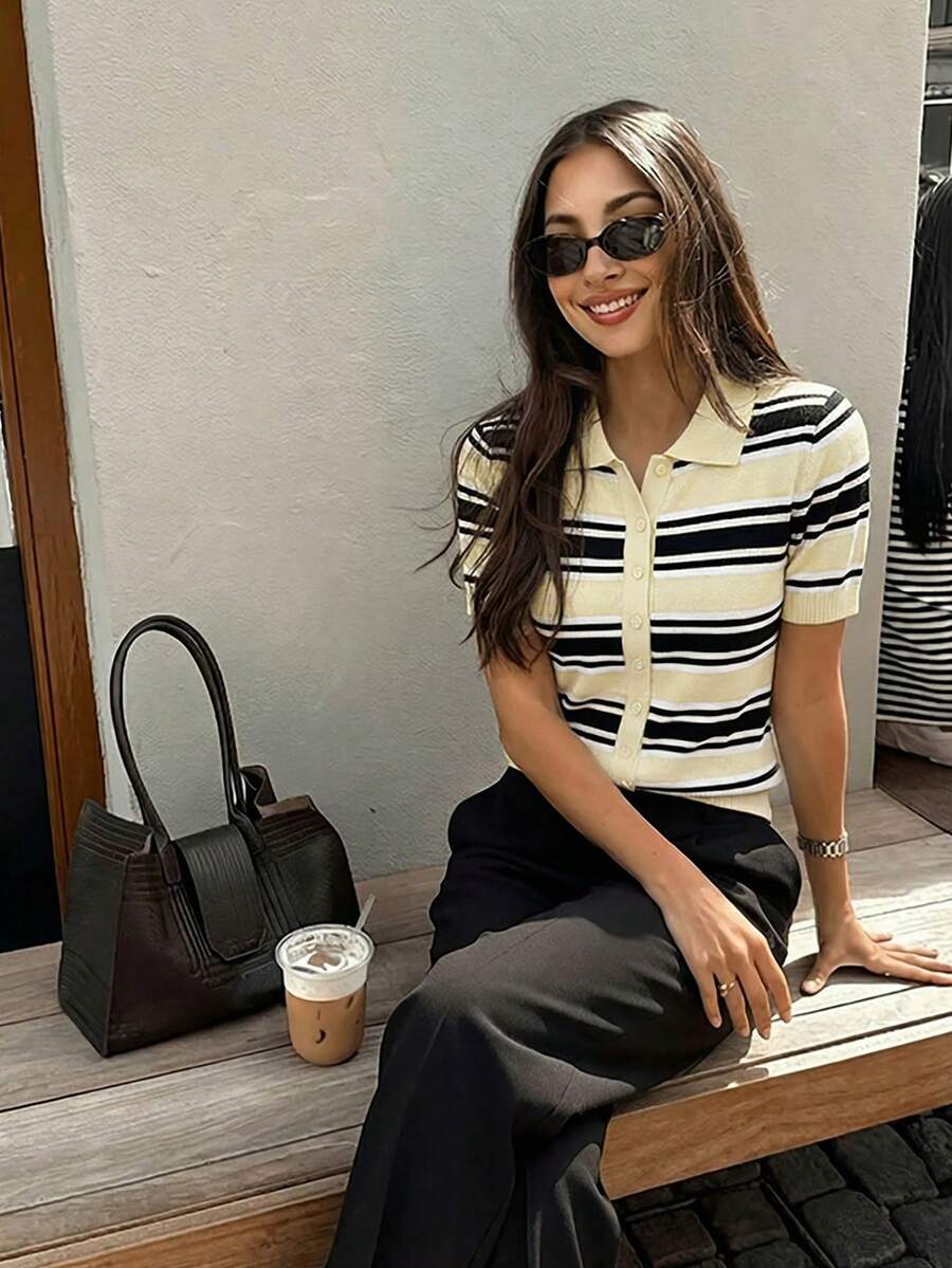 Áo len nữ dáng casual, kẻ sọc, cài cúc phía trước, khóa kéo, chất liệu dệt kim gân.