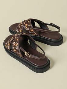 Giày sandal đế bằng nữ có quai cài, gót thấp, đế dày, kẻ sọc, phối màu, phong cách Bohemian, họa tiết retro, hở mũi, thoải mái, mẫu mới mùa hè, đế xuồng, gót thấp, không gây mỏi chân, thời trang ngoài trời, đi biển, họa tiết hoa ngẫu nhiên, xuân thu 2026, hoa nhỏ bất đối xứng, thoáng khí, thanh lịch, phù hợp với váy, thường ngày, thể thao, quai, giày La Mã dệt, cỡ 33-43 - Cà phê nâu - Xem 3