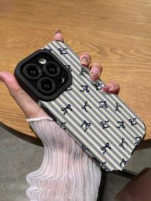 1个复古蓝色条纹蝴蝶结竖款仿皮纹理经典防摔高端软壳手机壳，适合作为生日/节日礼物送给朋友、家人、情侣，适用于 17/ 17 Air/ 17 Pro/ 17 Pro Max/ 16/ 16 Plus/ 16 Pro/ 16 Pro Max/ 15/ 15 Plus/ 15 Pro - 彩色 - 查看 5