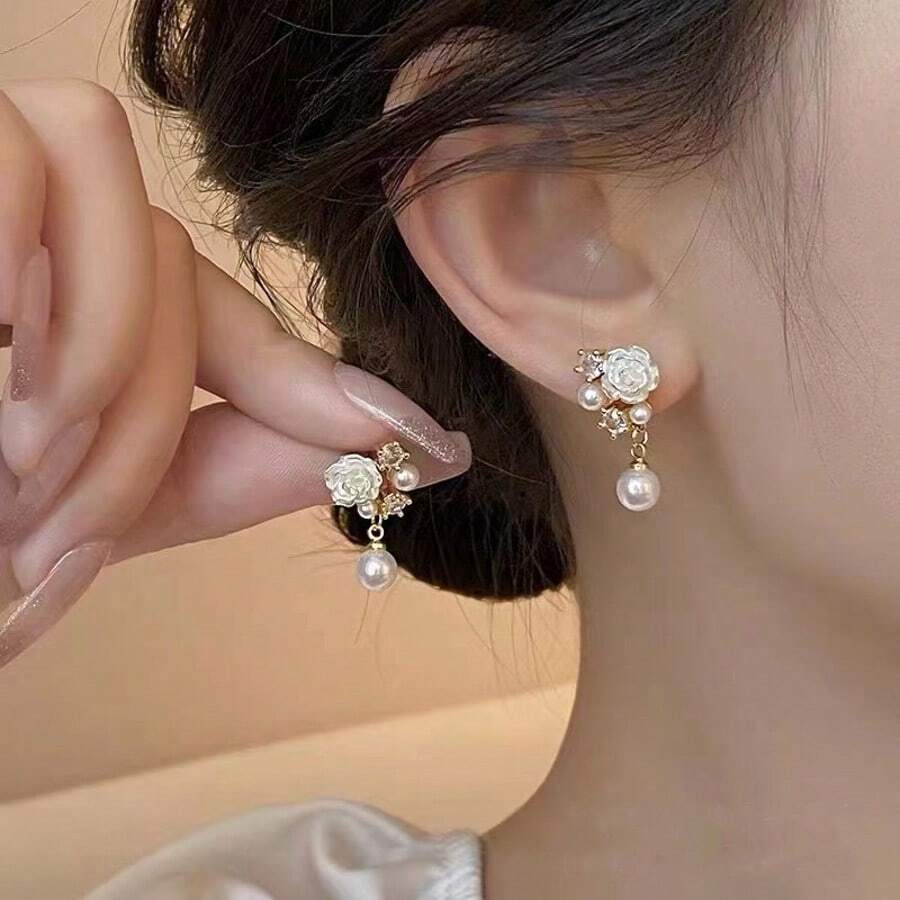 Um Par de Brincos de Borla com Pérolas e Diamantes Brancos Florais, Elegantes e Delicados, Adequados para Noivas Usarem em Casamentos e Festas - flores - Visão 1