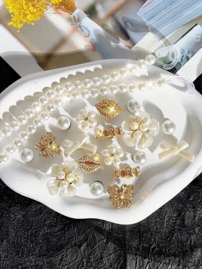 Bộ 20 món đồ trang trí DIY cổ điển gồm dây ngọc trai ABS màu trắng, hoa đính đá, bướm đính đá vàng, môi, nơ ngọc trai ABS có thể tháo rời, thích hợp cho dép xăng đan, dép lê, túi đi biển của nữ, quà tặng tuyệt vời cho kỳ nghỉ và tiệc sinh nhật.