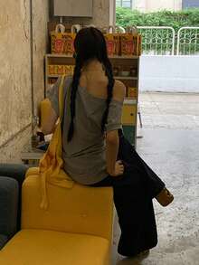 Áo thun nữ in chữ, thiết kế kiểu Mỹ, vai lệch. - Xám - Xem 2