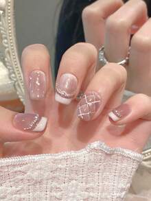 Bộ 10 miếng dán móng tay thủ công, màu hồng nhạt nude kiểu mắt mèo, điểm xuyết ánh trăng dịu nhẹ và kim tuyến mịn, họa tiết lưới kim cương cổ điển với chuỗi ngọc trai trang trí, tạo nên bộ móng thanh lịch và sang trọng, phù hợp cho các buổi hẹn hò và đi chơi. - Màu Hồng baby - Xem 2