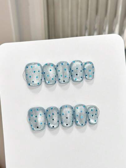 10片美甲贴纸，透明银蓝色猫眼底色，温和提亮，自带缎面光泽，搭配活力湖蓝色波点点缀，简约而不失活力，甜美又清爽！短款圆润的指甲形状完美修饰手型，适合日常通勤、上学和约会。尤其适合黄调肤色，打造清新甜美妆容，设计独具匠心！按压式美甲贴纸。