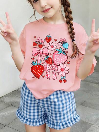 Bộ quần áo 2 mảnh dễ thương cho bé gái, in hình dâu tây và nơ, gồm áo thun mềm mại và quần short kẻ caro đỏ (độ dài ngẫu nhiên), thích hợp cho mùa xuân/hè và mặc hàng ngày.