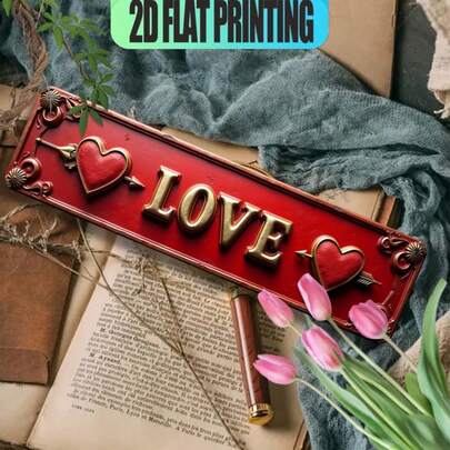 1 件 2D 平面复古红金心形带箭头金属墙饰 - 红色背景金色字母，装饰铁牌，适用于家居、酒吧、婚礼、圣诞节装饰 - 40.01x10.01 厘米，易于安装（预钻孔），2D 平面，墙面艺术，营造水疗氛围，金属墙饰，墙面装饰，农舍风格装饰