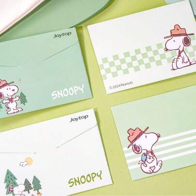  Bộ sổ tay và phong bì thư Snoopy cắm trại phổ biến năm 2026, tươi mới và thư giãn đang đến! Chú Snoopy cổ điển và người cắm trại bối rối biến thành những chuyên gia cắm trại, kết hợp với các yếu tố tràn đầy năng lượng như rừng cây, lều trại và lửa trại, với phong cách mềm mại, dễ thương và nghệ thuật. Bộ sản phẩm đầy đủ bao gồm văn phòng phẩm và phong bì.