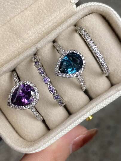 4件套时尚立方氧化锆石戒指，附赠礼盒，适合女性佩戴，可用于婚礼、订婚、周年纪念派对、情人节等场合，也是不错的珠宝礼物选择。