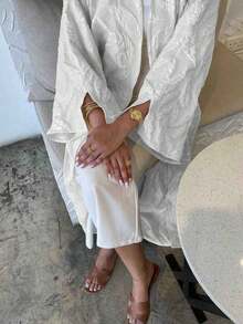 一件朴素杏色女士优雅羽毛浮雕图案开衩袖阿拉伯长袍，时尚优雅的开襟长袍，适合所有季节和文化活动，女士连衣裙，优雅精致的女士长袍，女士库伦长衫，时尚优雅的古老阿拉伯开襟长袍，适合日常和正式场合，适合所有季节，多用途聚会、节日和旅行，春季穿着。 - 銀色 - 查看 1