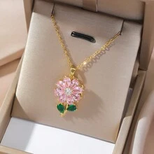 三件套不锈钢旋转花朵金色项链套装，适合女性佩戴，配有珍珠、绿玉和粉色锆石吊坠，精致的链条设计，是婚礼、约会、周年纪念日和节日礼物的理想之选。 - 金色 - 查看 6