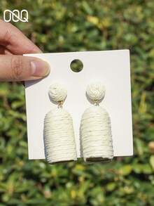 1 Pair Versatile Boho Style Handmade Woven Raffia Cylinder Dangle Earrings, Creative Exaggerated Geometric Colorful Raffia Earrings Suitable For Women's Daily, Vacation, Party Wear (Handwoven Randomly, Handmade May Have Slight Glue Residue) - White - View 5