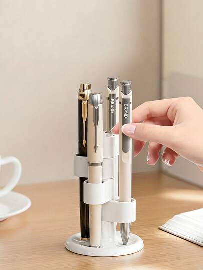 1 个白色桌面笔筒，可 360 度旋转，放置于桌面使用，可收纳 4 支笔。适用于办公桌面整理收纳，多功能办公用品收纳，方便取用，节省空间，也可用于家庭和学校，还可收纳浴室牙刷，多功能收纳