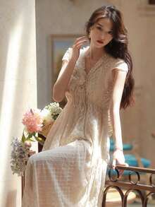 女士V领长款蕾丝连衣裙，A字廓形，优雅显瘦，春夏款 - 杏色 - 查看 2