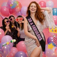 1 chiếc khăn choàng sinh nhật "30 & Fabulous", được làm từ chất liệu vải cao cấp, bền và thời trang, nền đen với họa tiết in màu hồng "30 & Fabulous", hình dáng chéo giúp tăng thêm không khí lễ kỷ niệm sinh nhật lần thứ 30, phù hợp cho tiệc sinh nhật, họp mặt bạn gái, các sự kiện theo chủ đề. - dây đeo vai - Xem 5