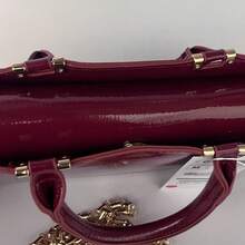 La nueva bolsa de primavera para mujeres es de alta calidad, de color rojo oscuro, con diseño de hombro/bandolera con cadena y diseño cuadrado pequeño. - Rojo - Ver 3