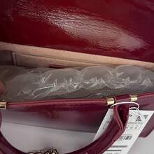 La nueva bolsa de primavera para mujeres es de alta calidad, de color rojo oscuro, con diseño de hombro/bandolera con cadena y diseño cuadrado pequeño. - Rojo - Ver 4
