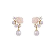Um Par de Brincos de Borla com Pérolas e Diamantes Brancos Florais, Elegantes e Delicados, Adequados para Noivas Usarem em Casamentos e Festas - flores - Visão 5
