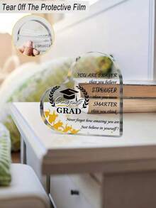 Memorabilia di laurea a forma di cuore in acrilico trasparente, stampato con lo slogan ispirazionale "Sei più coraggioso di quanto pensi". Adatto come regalo di laurea per studenti maschi e femmine, decorazione da scrivania per la stagione di laurea, ricordo di laurea 2026 o regalo di laurea motivazionale. Può essere utilizzato come decorazione da scrivania, gadget per la festa di laurea o decorazione per la casa/ufficio per laureati universitari e delle scuole superiori. - Souvenir di laurea a forma di cuore in acrilico trasparente - Visualizzare 7