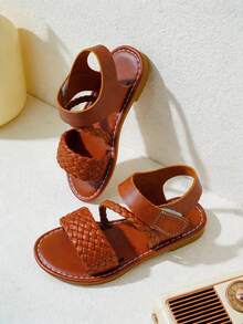 Sandalias ajustables para niñas de 3 a 12 años, diseño de verano plano de dedo abierto con diseño de tejido de doble capa con patrón de tablero de ajedrez y correa trenzada, correa de tobillo, estilo retro, color marrón/café - Marrón - Ver 7