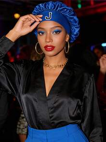 女士蓝色皇家蓝亮面缎面A-Z字母护发帽，采用亲肤透气面料，适合日常洗发、居家护理、夜间睡眠及全年使用。 - 藍色 - 查看 3