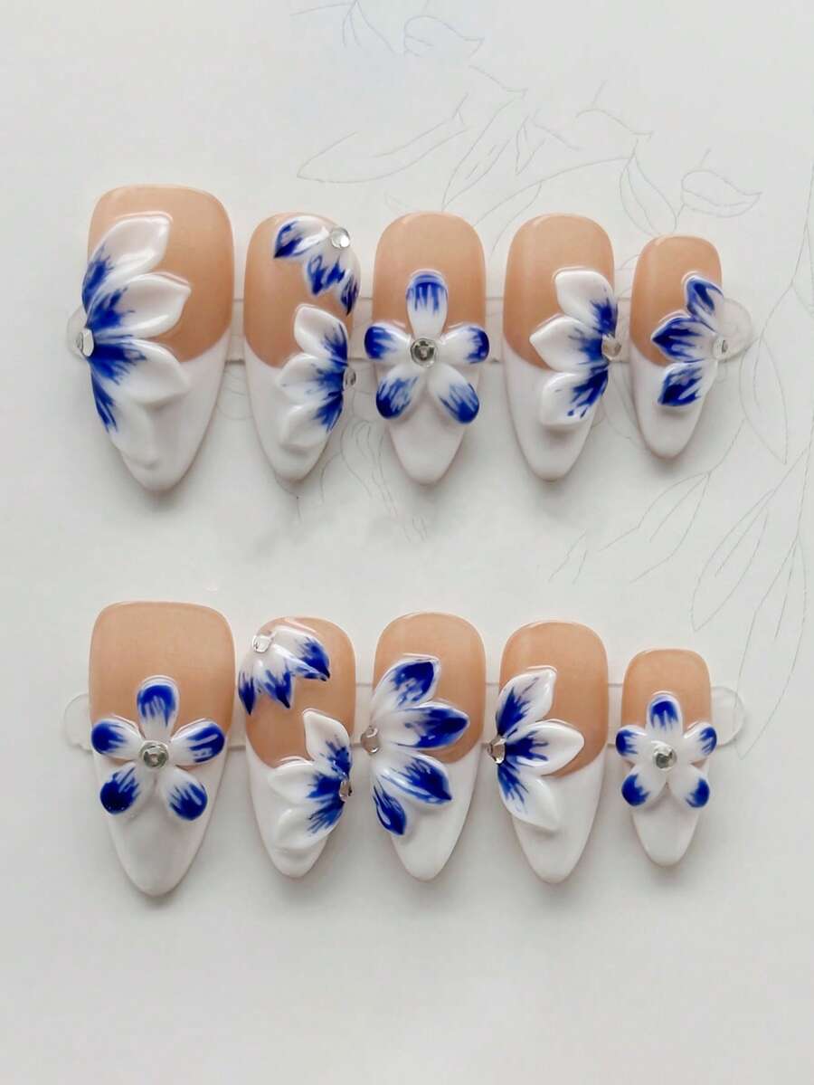 10 piezas de uñas postizas de almendra largas hechas a mano, con una base nude y blanco lechoso con patrones florales 3D azules y detalles de pequeños rhinestones, presentando un elegante estilo chino. Adecuado para que las damas y niñas lo usen en primavera, verano, otoño, invierno, festivales, fiestas y ocasiones diarias - Azul y blanco - Ver 1