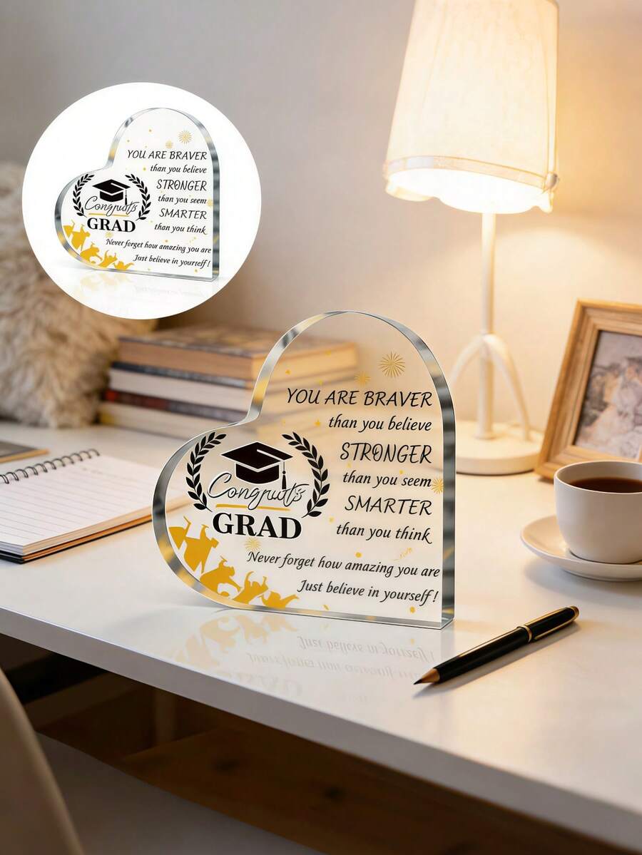 Memorabilia di laurea a forma di cuore in acrilico trasparente, stampato con lo slogan ispirazionale "Sei più coraggioso di quanto pensi". Adatto come regalo di laurea per studenti maschi e femmine, decorazione da scrivania per la stagione di laurea, ricordo di laurea 2026 o regalo di laurea motivazionale. Può essere utilizzato come decorazione da scrivania, gadget per la festa di laurea o decorazione per la casa/ufficio per laureati universitari e delle scuole superiori. - Souvenir di laurea a forma di cuore in acrilico trasparente - Visualizzare 1