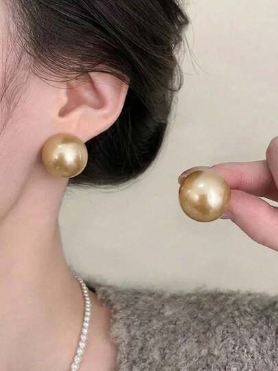 一对香槟色复古极简时尚咬一口珍珠耳钉，优雅秋冬新款设计，百搭高端耳环，适合女性，出席正式场合、日常佩戴、节日庆典等。