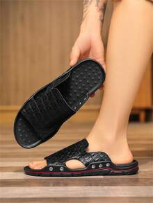 Chinelo masculino de verão, moderno e personalizado com textura de crocodilo, sola macia, confortável e casual para uso externo. - Preto - Ver 1