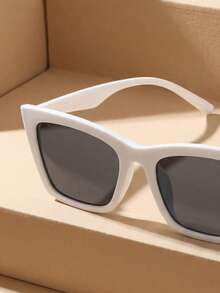 1 paire de lunettes de soleil unisexes minimalistes à œil de chat blanc, convenant à une tenue élégante, aux voyages, aux sports, à la conduite, aux festivals, à la plage, aux festivals de musique, aux sorties, aux accessoires d'été, aux vacances, aux sorties en famille, à la protection UV, au golf, à la randonnée, au style de rue, aux sports, aux fêtes, aux activités de plein air, à la pêche, aux vacances, aux activités de plein air, à la protection solaire - Noir et Blanc - Voir 3