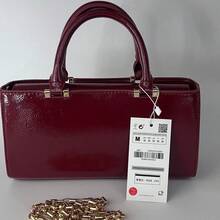 La nueva bolsa de primavera para mujeres es de alta calidad, de color rojo oscuro, con diseño de hombro/bandolera con cadena y diseño cuadrado pequeño. - Rojo - Ver 1