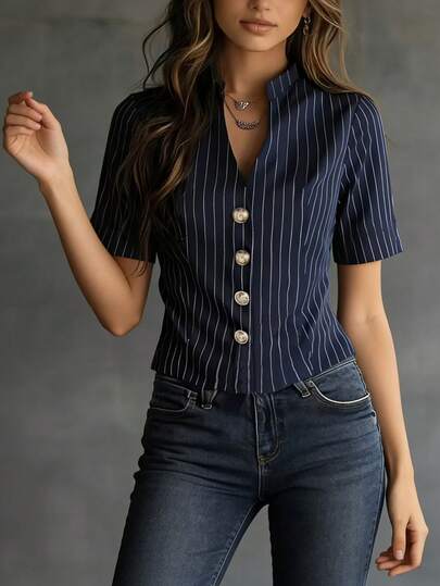 女士新款春夏条纹撞色复古时尚藏蓝色衬衫，V领短袖金属纽扣百搭优雅衬衫，适合日常办公通勤。