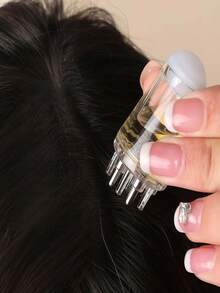 Một chiếc lược nhỏ 6ml có chức năng phân phối dầu, mát-xa da đầu, lược thoa serum kích thích mọc tóc, cọ thoa tinh dầu, giúp đưa dầu chính xác đến chân tóc, thích hợp để sử dụng với serum, nước dưỡng và dầu dưỡng tóc. - A - Xem 2