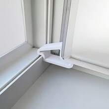 Ba thiết bị chặn bằng nhựa chắc chắn dành cho cửa ra vào và cửa sổ, được thiết kế để ngăn ngừa va chạm, thích hợp cho vách ngăn ban công, thông gió và bảo vệ sự riêng tư, dễ lắp đặt, lý tưởng cho ban công, phòng ngủ và văn phòng. - 3pcs - Xem 6