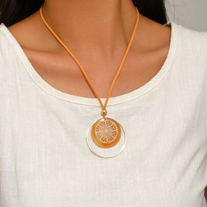 1 pieza Collar con colgante circular floral hueco de estilo bohemio para mujer, adecuado para usar de vacaciones (color y patrón asignados al azar)