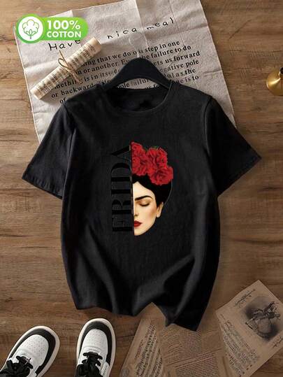 Ropa de mujer talla grande: Camiseta gráfica de juicio de brujas de Halloween - Un negro, una camiseta con estilo retro que presenta un tema de brujería colonial de Salem. Perfecto para disfraces y atuendos de Halloween, esta parte superior muestra una estética elegante y espeluznante con una impresión duradera y de alta calidad. Una parte superior de cuello redondo de manga corta inspirada en el streetwear para mujeres.