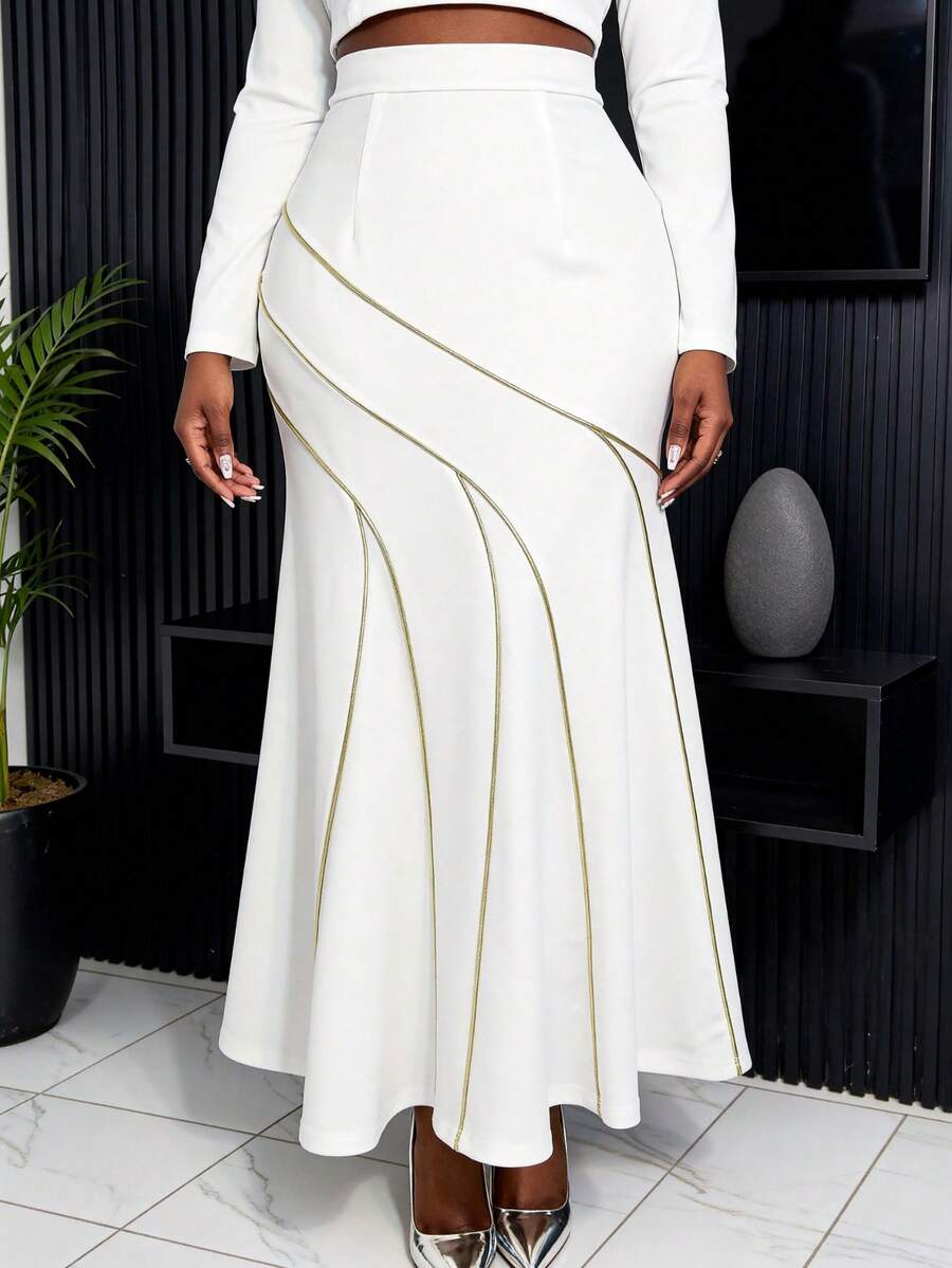 Vestido largo de cola de sirena con pliegues y cintura alta en color blanco con adornos dorados, adecuado para invitadas de boda, fiestas de cóctel y otras ocasiones - Blanco - Ver 1