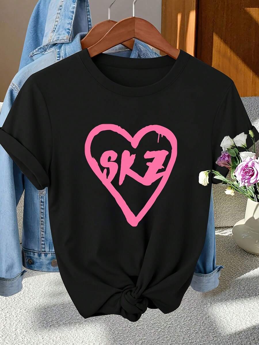 SKZ Black T - Shirt With Pink Heart & Bold 'SKZ' Letters, Tied Bottom, Casual Crew Neck - Light Blue Denim Jacket, White Vase Bouquet, Light Gray Carpet, Wooden Hanger Displayed Fashionable Tee For K - Pop Fans - 黑色 - 查看 1