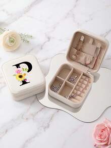 这款粉色字母首饰盒饰有玫瑰、雏菊和向日葵图案，色彩鲜艳，是理想的伴娘礼物。字母从A到Z均有供应。这款旅行收纳包非常适合存放各种旅行用品，例如首饰、耳环、项链等。 - Floral Letter 2 - 查看 22