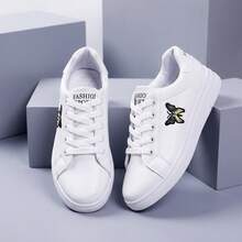 Zapatillas deportivas informales para mujer, en color blanco con un bordado de mariposa, confeccionadas en piel sintética de PU, con diseño de cordones y puntera redondeada, transpirables y cómodas, dotadas de suela antideslizante, ligeras y modernas, con un estilo elegante y contemporáneo, ideales para el día a día y todo tipo de ocasiones informales. - Blanco - Ver 2