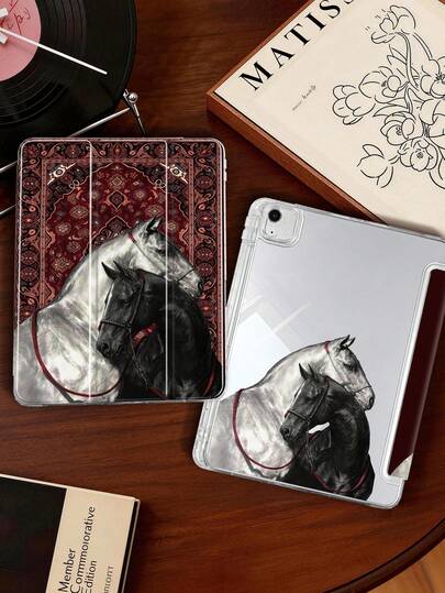 透明亚克力后盖，三折双面印花平盖，饰有骏马图案，兼容多种iPad型号，内置笔槽，高透明亚克力后壳，防弯折、防刮擦、防摔，三折可调节支架，磁吸式自动休眠/唤醒功能，复古/创意/个性化平板电脑保护翻盖保护套。产品不含笔，部分型号配有镜头框。