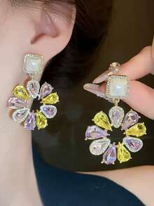 1 Đôi bông tai dáng dài đính pha lê hình hoa giọt nước và ngọc trai giả - Nhiều màu - Xem 1