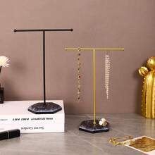 1 chiếc giá trưng bày bông tai và dây chuyền bằng gỗ họa tiết vân đá cẩm thạch - trắng - Xem 4