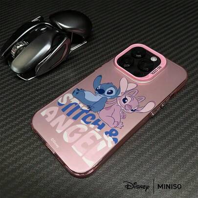 Miniso כיסוי טלפון דיסני סטיץ' ומלאך, עם עיצוב זוג חמוד של סטיץ' וסלוגן מלאך, אביזר דיסני מתוק ומקסים, מתאים לאייפון 17/17 פרו/17 פרו מקס/17 אייר/16/15/14/13/12/11/סדרת X, כיסוי טלפון לאייפון 17 פרו מקס, כיסוי טלפון לאייפון 17 פרו, כיסוי טלפון לאייפון 17, מתנה לחג המולד, מתנה לחברה