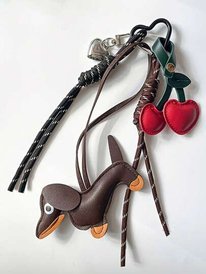 Móc khóa túi xách hình chó Dachshund bằng da giả màu anh đào, rất thích hợp để chia sẻ hoặc làm quà tặng nhỏ. Thích hợp để trang trí chìa khóa, túi xách, quần áo, v.v. Đây là món quà hoàn hảo cho bạn bè nữ, một món quà sinh nhật bất ngờ và một vật trang trí Lễ Tạ ơn. Móc khóa túi xách, phụ kiện trang trí túi.