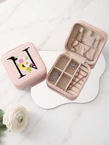 这款粉色字母首饰盒饰有玫瑰、雏菊和向日葵图案，色彩鲜艳，是理想的伴娘礼物。字母从A到Z均有供应。这款旅行收纳包非常适合存放各种旅行用品，例如首饰、耳环、项链等。 - Floral Letter 2 - 查看 41