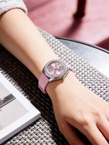 Đồng hồ Guess nữ, máy quartz, mặt số kim, dây đeo silicon màu vàng hồng, vỏ thép không gỉ, mặt số đính đá bạc, thích hợp làm quà Giáng sinh, sinh nhật, dự tiệc và đeo hàng ngày. - Bạc - Xem 3
