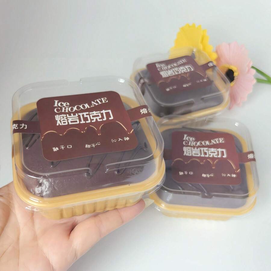 Exquisita caja de regalo de pastel de fresa de lava y chocolate realista, hecha de material de alta calidad de rebote lento, con textura suave y delicada. Adecuado para apretar y aliviar el estrés, con apariencia realista y adorable.