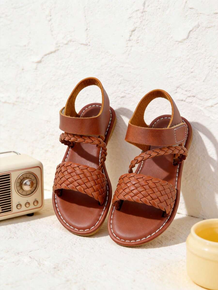 Sandalias ajustables para niñas de 3 a 12 años, diseño de verano plano de dedo abierto con diseño de tejido de doble capa con patrón de tablero de ajedrez y correa trenzada, correa de tobillo, estilo retro, color marrón/café - Marrón - Ver 1