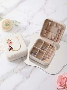 1个花卉图案和鲜艳色彩的首饰盒，是生日和节日的理想礼物。这款粉色字母首饰盒包含从A到Z的每个字母。1个便携式迷你旅行收纳盒，适合存放项链、耳环和首饰——是送给女士的完美礼物，尤其适合情人节。 - Floral Letter 1 - 查看 36