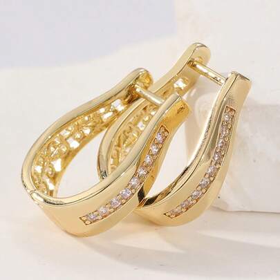 Đôi bông tai bằng đồng rỗng hình hoa sang trọng, tinh tế, đính đá Zirconia, phù hợp cho nhiều dịp, món quà lý tưởng dành cho phụ nữ.